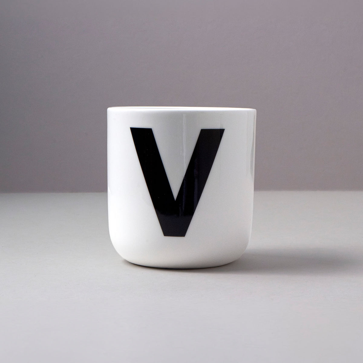Classic letter - V (Mug)